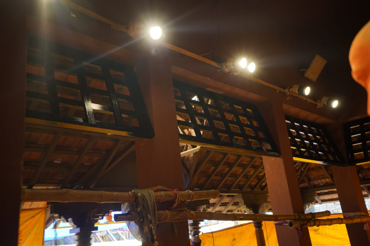 মণ্ডপের উপরের অংশে ব্যবহার করা হয়েছে বাংলার বাঁকুড়া থেকে আনা টালি। বহু অঞ্চল থেকে নানা জিনিস এনে মণ্ডপ সজ্জার কাজ করা হয়েছে। 