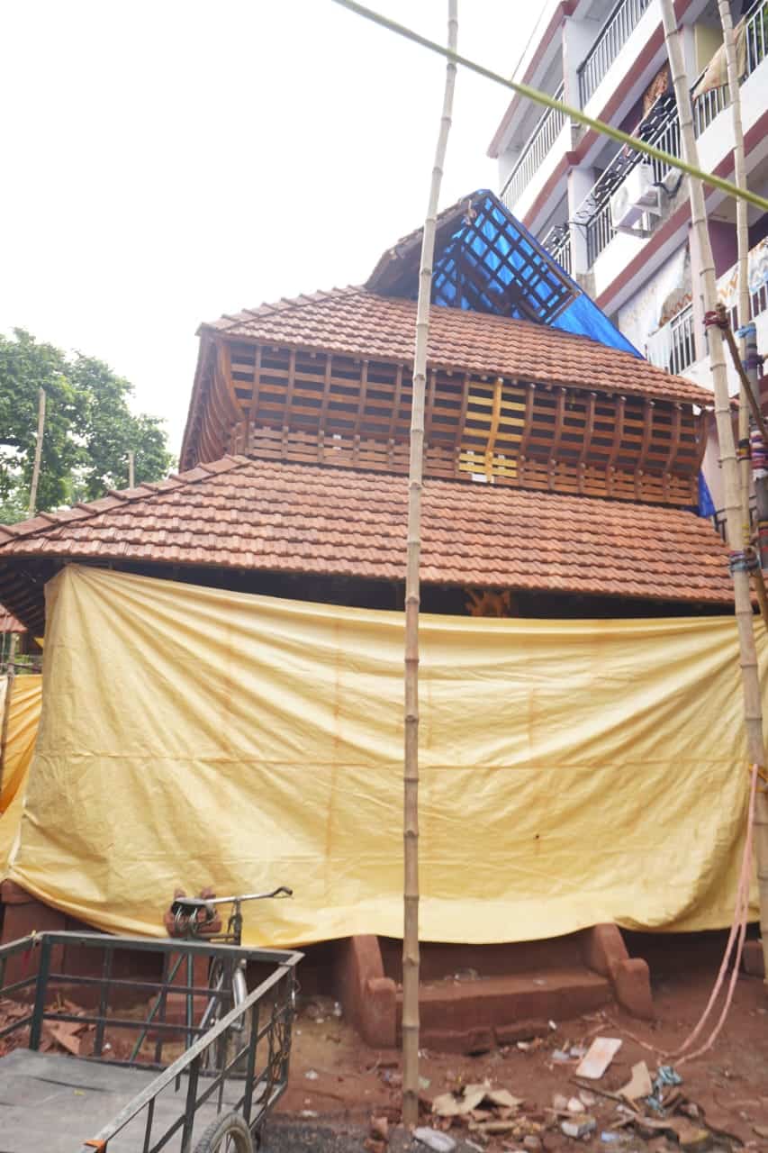 পুজোর মণ্ডপে দেখা যাবে কেরলের একটি ঐতিহ্যবাহী লোকশিল্প, যার নাম 'থেইয়াম'। 