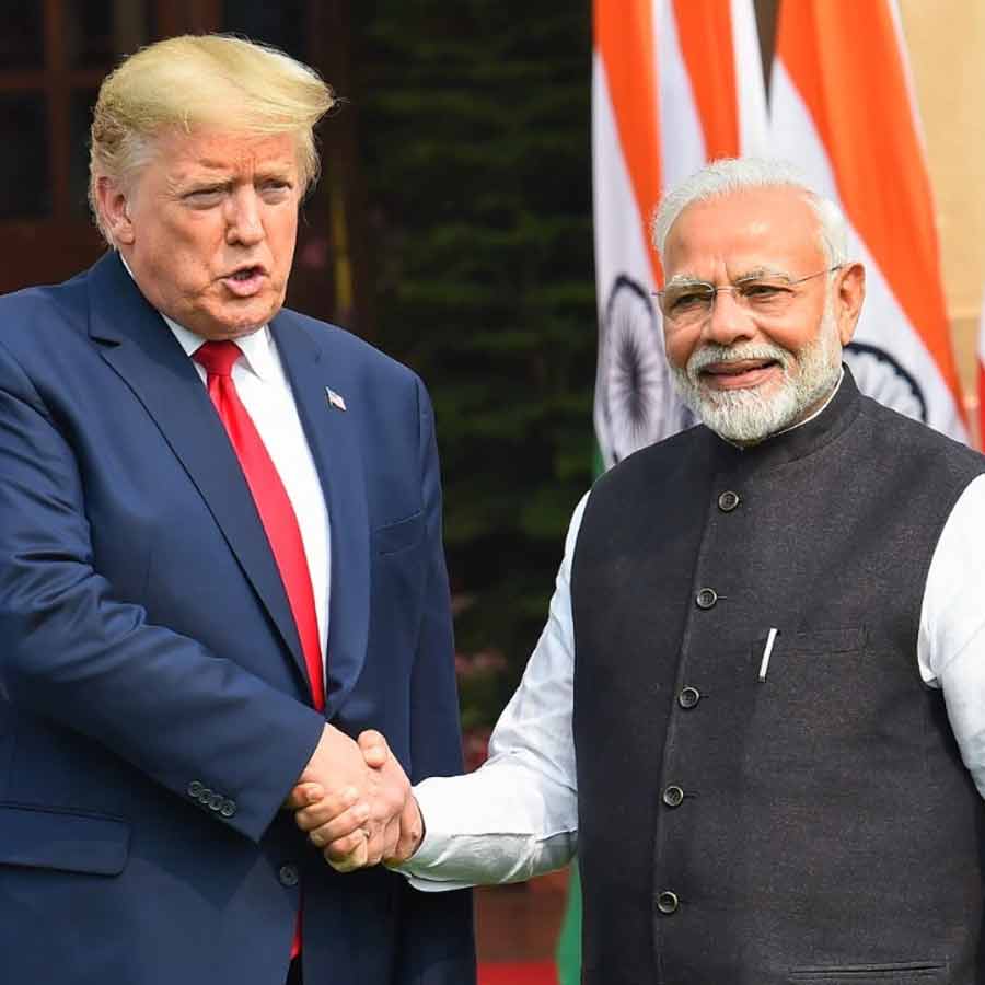 (বাঁ দিকে) মার্কিন প্রেসিডেন্ট ডোনাল্ড ট্রাম্প এবং ভারতের প্রধানমন্ত্রী নরেন্দ্র মোদী (ডান দিকে)।
