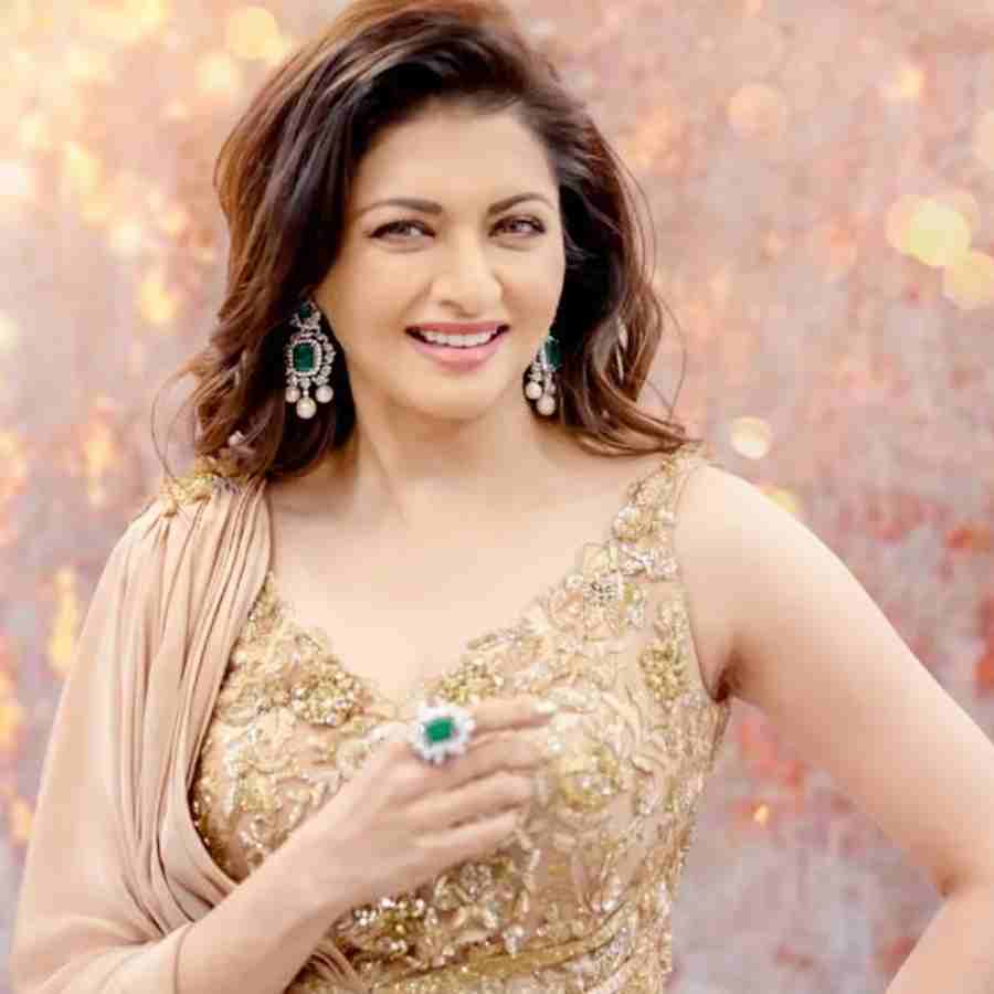 Bhagyashree shares her nighttime stretching routine