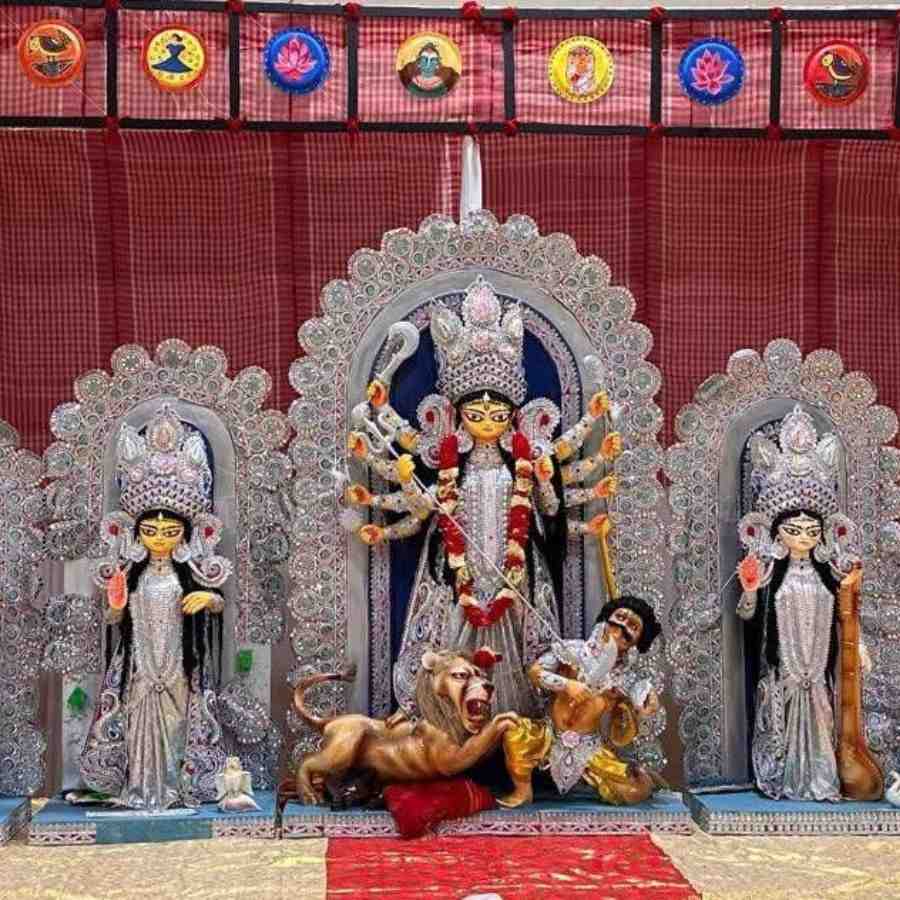 কলকাতা থেকে আসা বাঙালিদের হাত ধরে সুদূর কানাডাতেও শুরু হয়ে গিয়েছে থিমপুজো! নেপথ্যে রয়েছে - ‘আমরা প্রবাসী কালচারাল অ্যাসোসিয়েশন অফ অ্যালবার্টা’ (অ্যাপকা)। 