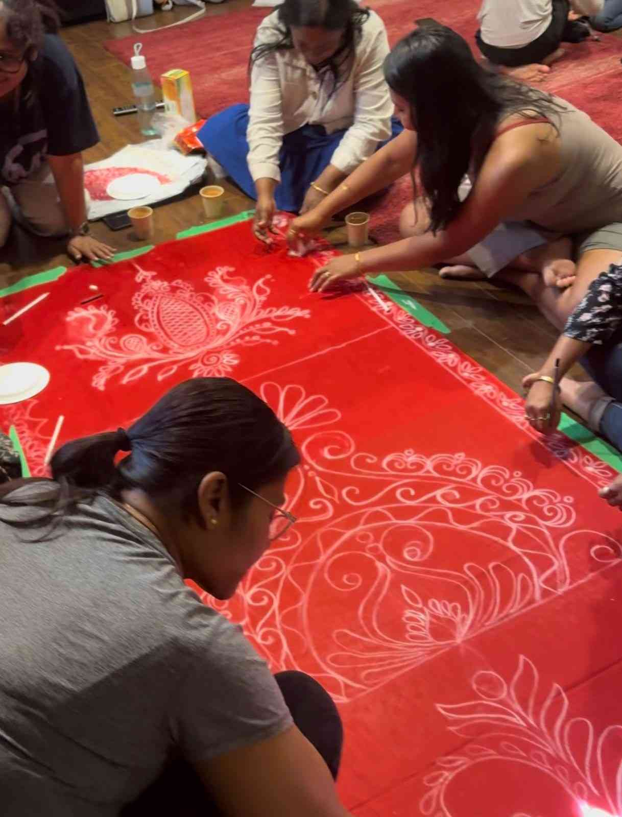 ‘অ্যাপকা’-র সদস্যরাই ২৪ ফুট আয়তনের ব‍্যাকগ্রাউন্ড জুড়ে টানা আলপনা আঁকছেন। পুজোর আয়োজন করা হয় স্থানীয় কমিউনিটি হলে। 