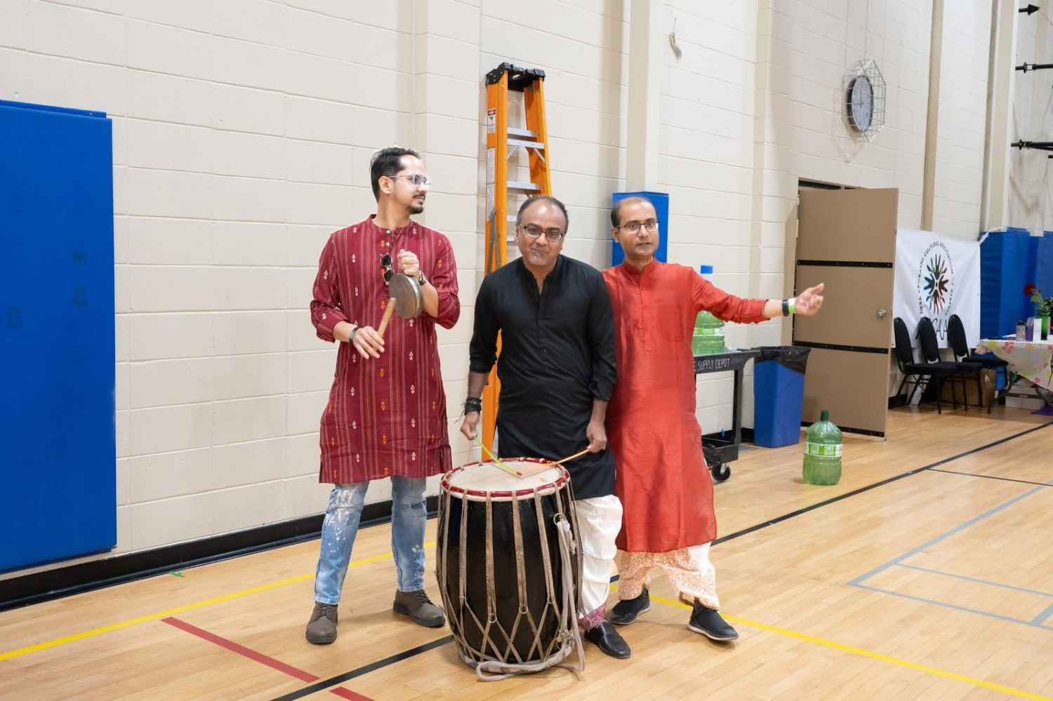 এক-দু'মাস আগে থেকে পাড়ায় বাঁশ পুঁতে পুজো করার যে আবেগ, সেটা এখানে উপভোগ করা সম্ভব নয়। বদলে সকলে মিলে হইহই করে কমিউনিটি হল সাজিয়ে তোলেন সংগঠনের সদস্যরা। 