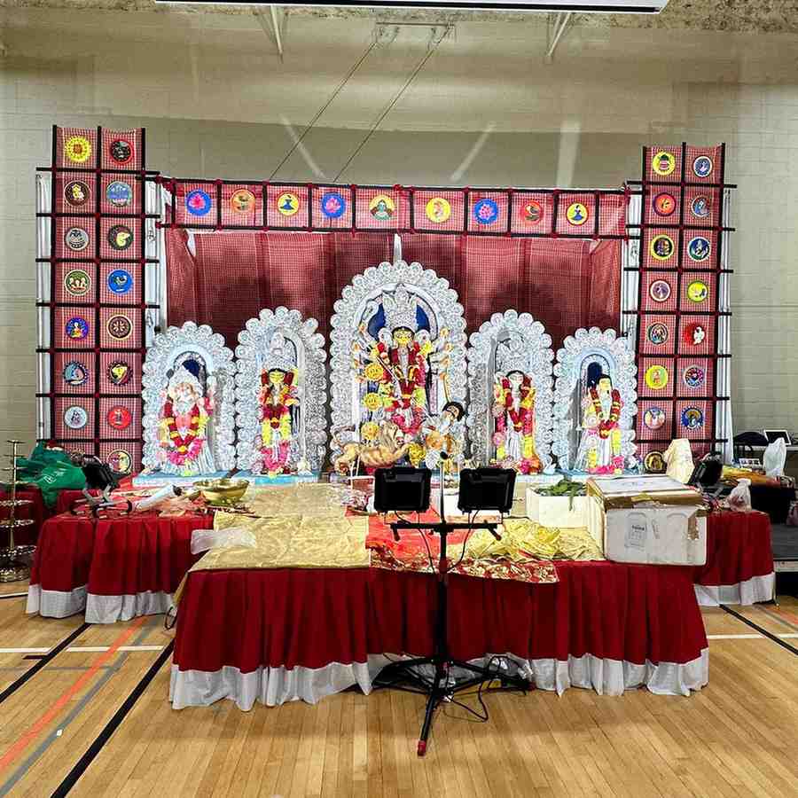 পুজোর জন্য প্রতিমা নির্মাণ করা হয় ফাইবার দিয়ে। সেই ঠাকুর কুমোরটুলি থেকে কিনে আনা হলেও বছর-বছর প্রতিমা বদলানো হয় না। পরিবর্তে একই প্রতিমা একাধিক বছরের শারদোৎসবে পুজো করা হয়। 