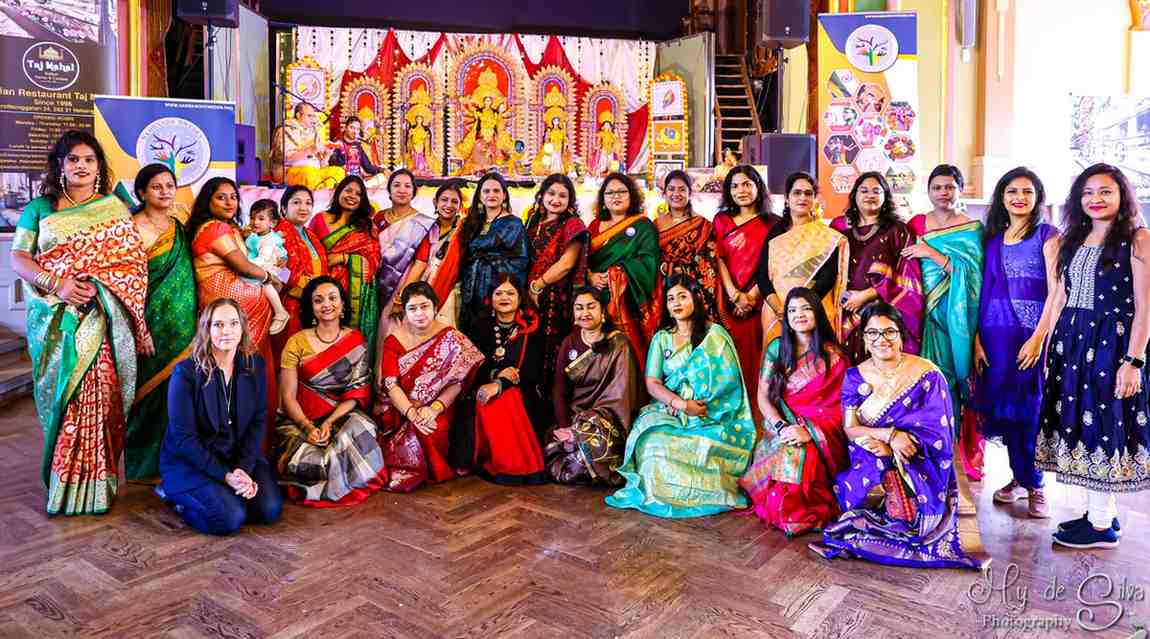 এই আয়োজনের নেপথ্যে রয়েছে প্রবাসী বাঙালিদের সংগঠন 'সম্বন্ধ'। প্রসঙ্গত, সুইডিশ শব্দ Samband–এর অর্থ হল - সম্পর্ক! সেই থেকেই সংগঠনের এই নামকরণ।