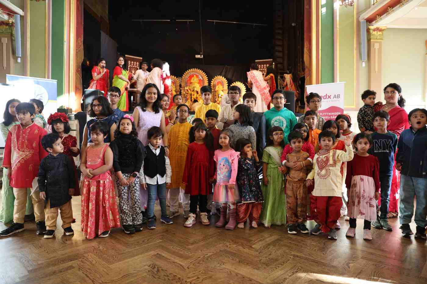 উদ্যোক্তাদের ব্যাখ্যা, মাটি যেমন যুদ্ধের কারণ, তেমনই আবার এই মাটিই উর্বরতা, সৃষ্টি ও সহনশীলতার প্রতীক। সেই কারণেই এ বছর পুজোয় এই থিম ভাবা হয়েছে। 