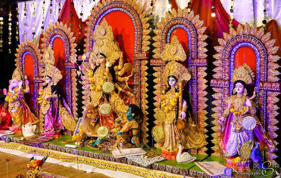 অন্যান্য প্রবাসী পুজোর মতো এখানেও পুজো হয় ফাইবারের প্রতিমায়। সেই প্রতিমা যায় কলকাতা থেকে। 