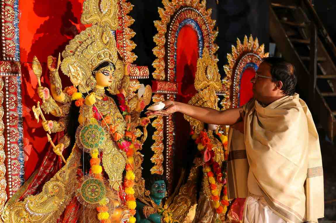 যাবতীয় রীতিনীতি ও পরম্পরা মেনেই পুজো করা হয়। তবে প্রতিমার প্রতীকী বিসর্জন দেওয়া হয়। এবং প্রতিমা সংগ্রহ করে রেখে দেওয়া হয় পরবর্তী বছরের পুজোর জন্য।