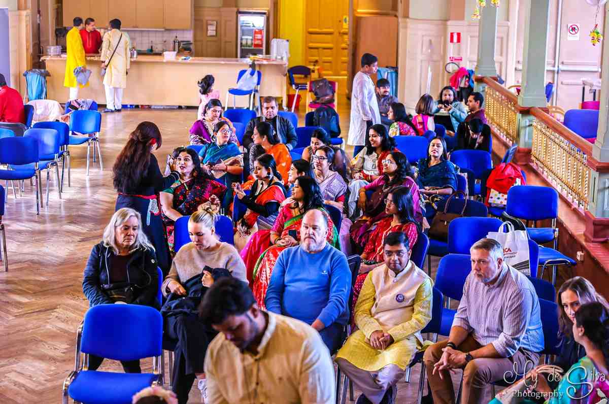 এখানকার শারদোৎসবের অন্যতম আকর্ষণ হল চণ্ডীপাঠ ও কুমারী পুজো, যা শুনতে এবং দেখতে আসেন স্থানীয় সুইডিশরাও। এমনকী, ভারতীয় দূতাবাসের প্রতিনিধিরাও পুজোয় যোগ দেন।