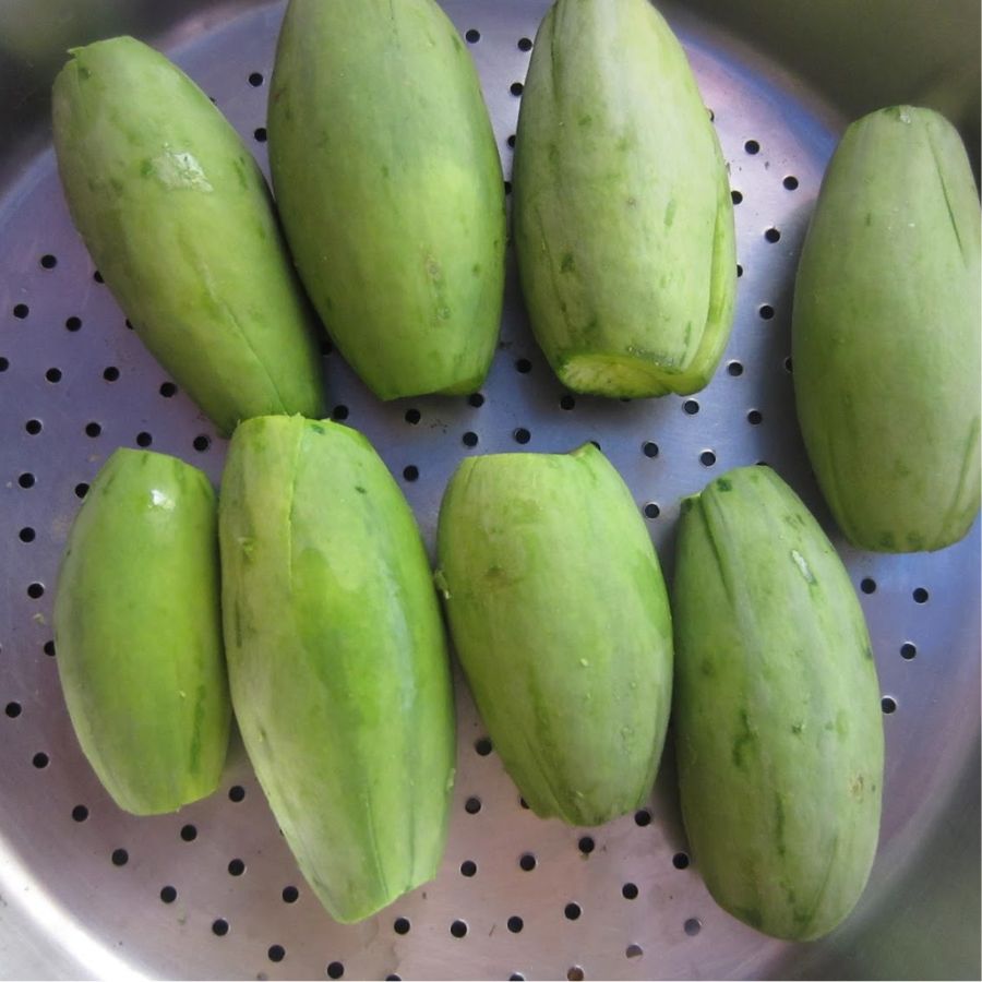 প্রস্তুত প্রণালী: ১. পটল তৈরি: প্রথমে পটলগুলি ভাল ভাবে ধুয়ে দুই দিক সামান্য কেটে নিন। এর পরে পটলের গা থেকে অল্প করে খোসা ছাড়িয়ে নিন। এতে পটল দ্রুত সেদ্ধ হবে এবং এর ভিতর পর্যন্ত মশলা প্রবেশ করবে।