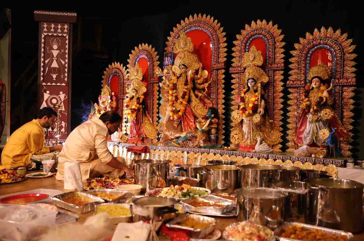 কন্যা সন্তানকে দেবী রূপে পুজো করার রীতি এই পাশ্চাত্য দেশের নাগরিকদেরও মন ছুঁয়ে যায়। বাঙালির এই সংস্কৃতি তাঁদেরও মুগ্ধ করে। তাঁরা মন দিয়ে শোনেন চণ্ডীপাঠ।