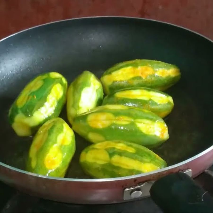 ৩. পটল ভাজা: একটি কড়াইতে তেল গরম করে তাতে পটলগুলি হালকা সোনালি হওয়া পর্যন্ত ভেজে তুলে রাখুন।