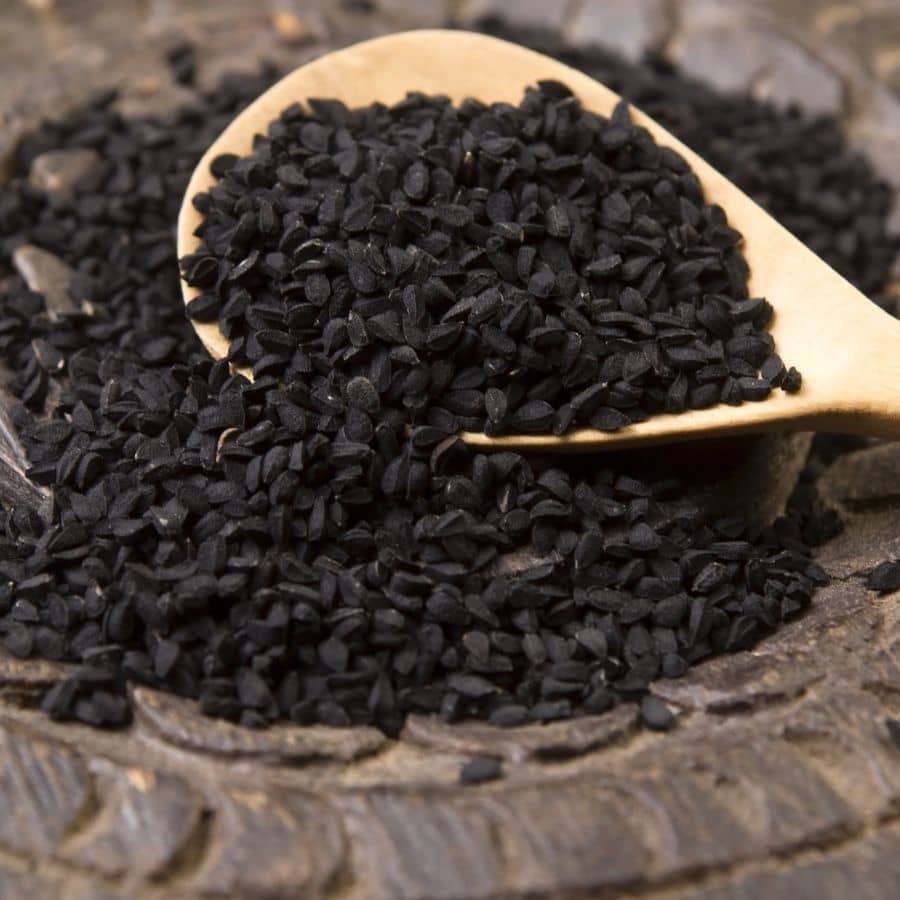 ৪. রান্না: ওই একই তেলে কালো জিরা এবং শুকনো লঙ্কা ফোড়ন দিন। সুন্দর গন্ধ বেরোলে পোস্ত, নারকেল এবং লঙ্কার বাটা দিয়ে দিন। হালকা আঁচে মশলা কষাতে থাকুন।