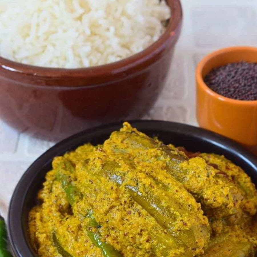 ৭. পরিবেশন: পটল পুরোপুরি সেদ্ধ হয়ে গেলে এবং গ্রেভি ঘন হয়ে এলে উপর থেকে কাঁচা সর্ষের তেল ছড়িয়ে দিন এবং নামিয়ে নিন। গরম ভাত বা রুটির সঙ্গে গরম গরম পরিবেশন করুন এই অসাধারণ পটল পোস্ত।