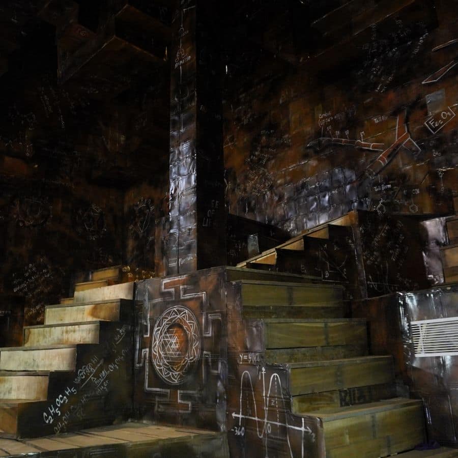 সভ্যতার রহস্য, প্রকৃতির খেলা, মানুষের সুখ-দুঃখের অস্থায়িত্ব— সব মিলিয়ে গল্প বলবে মণ্ডপের অন্দরসজ্জা।