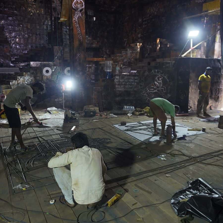 “যখন পৃথিবী সৃষ্টি হয়েছিল, তখন থেকে আজ অবধি যত পরিবর্তন এসেছে, সেই সব কিছুর প্রতিফলনই আমাদের কাজের মধ্যে ধরা থাকবে,” বললেন সহকারী শিল্পী সৃষ্টি।