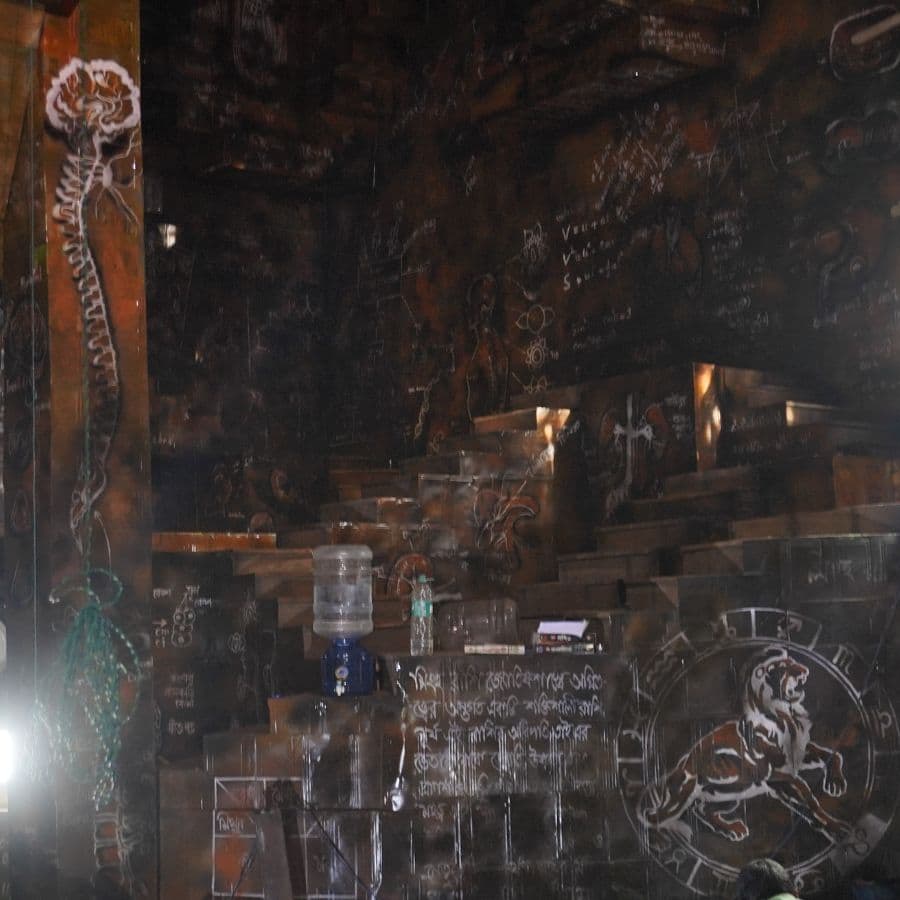 পুরাণ, লোকবিশ্বাস, বিজ্ঞান আর দর্শন— সব মিশে তৈরি হচ্ছে শিল্পীর কল্পনা।