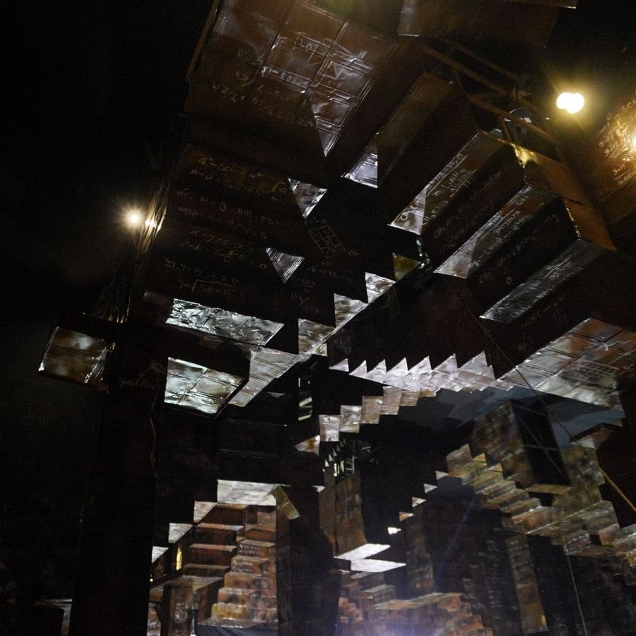 যন্ত্র, মন্ত্র, তন্ত্র— তিনটিকেই এক সুতোয় গেঁথে তুলছে আহিরীটোলা সর্বজনীনের মণ্ডপ।  (এই প্রতিবেদনটি ‘আনন্দ উৎসব’ ফিচারের একটি অংশ)।