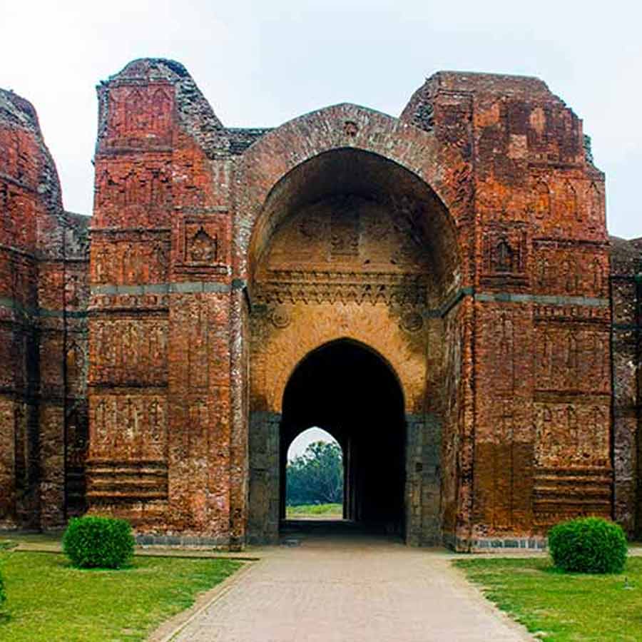 ঘুরে নিন গৌড়।