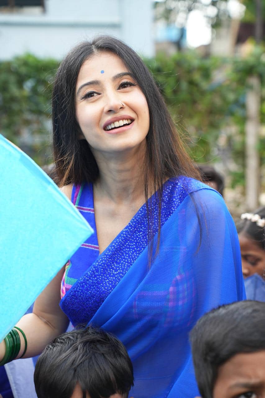 ২। পরনে নীল শাড়ি। কপালে নীল টিপ। 