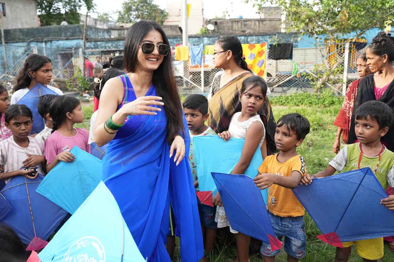 ৩। রোদ চশমায় দুই চোখ ঢেকে থাকলেও অভিনেত্রীর উচ্ছ্বাস আড়াল হয়নি কোনও ভাবেই।  