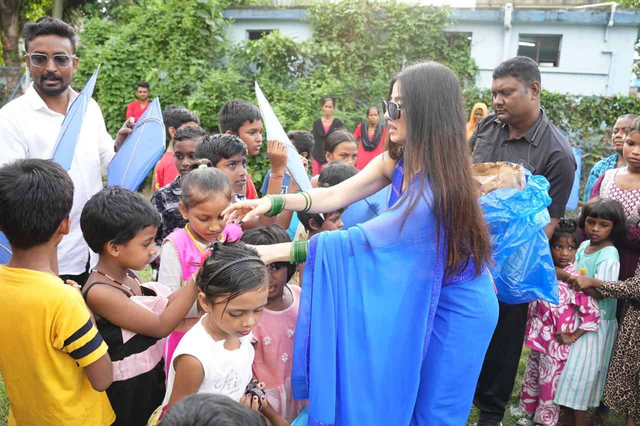 ৪। বিশ্বকর্মাপুজোর দুপুরটা এ ভাবেই জমে উঠল তনুজ ভোকেশনাল ট্রেনিং সোসাইটির খুদেদের সঙ্গে। 