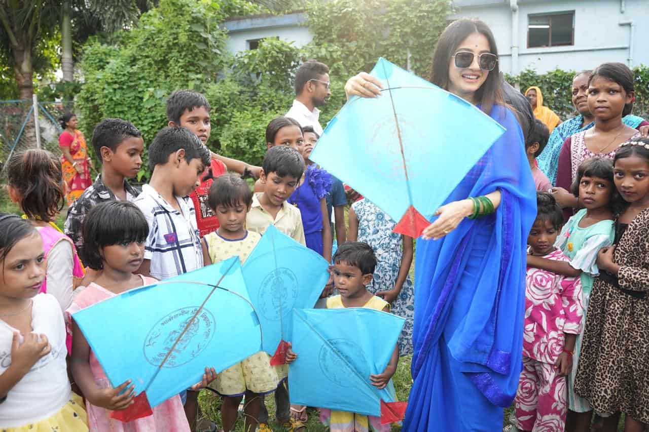 ৬। এ দিন বিশ্বকর্মাপুজো উপলক্ষে মনামী বিশেষ নীল রঙা ঘুড়ি উপহার দিলেন তাদের। 