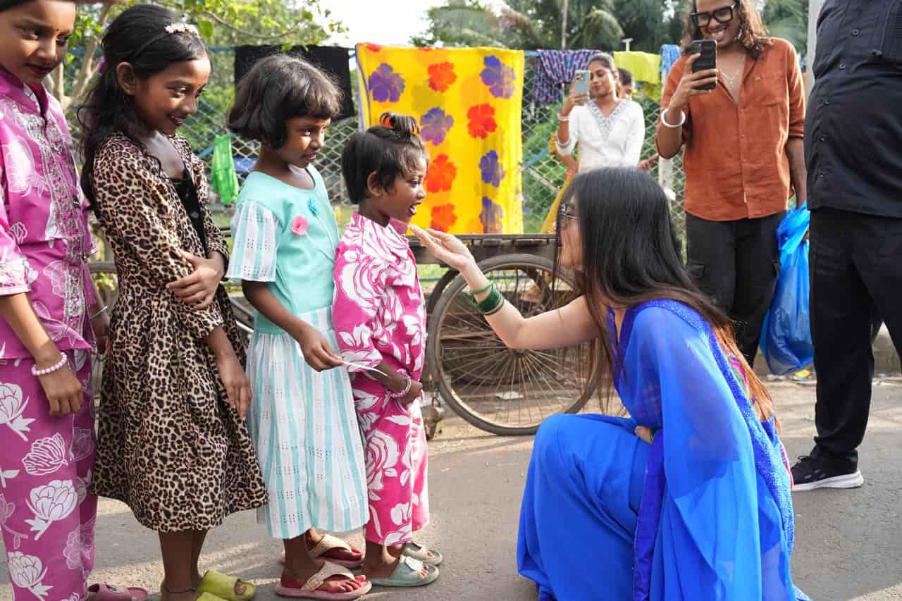 ৫। মনামী এলেন। শিশুদের উপহার দিলেন। গল্প জুড়লেন এবং মন জয় করলেন। 