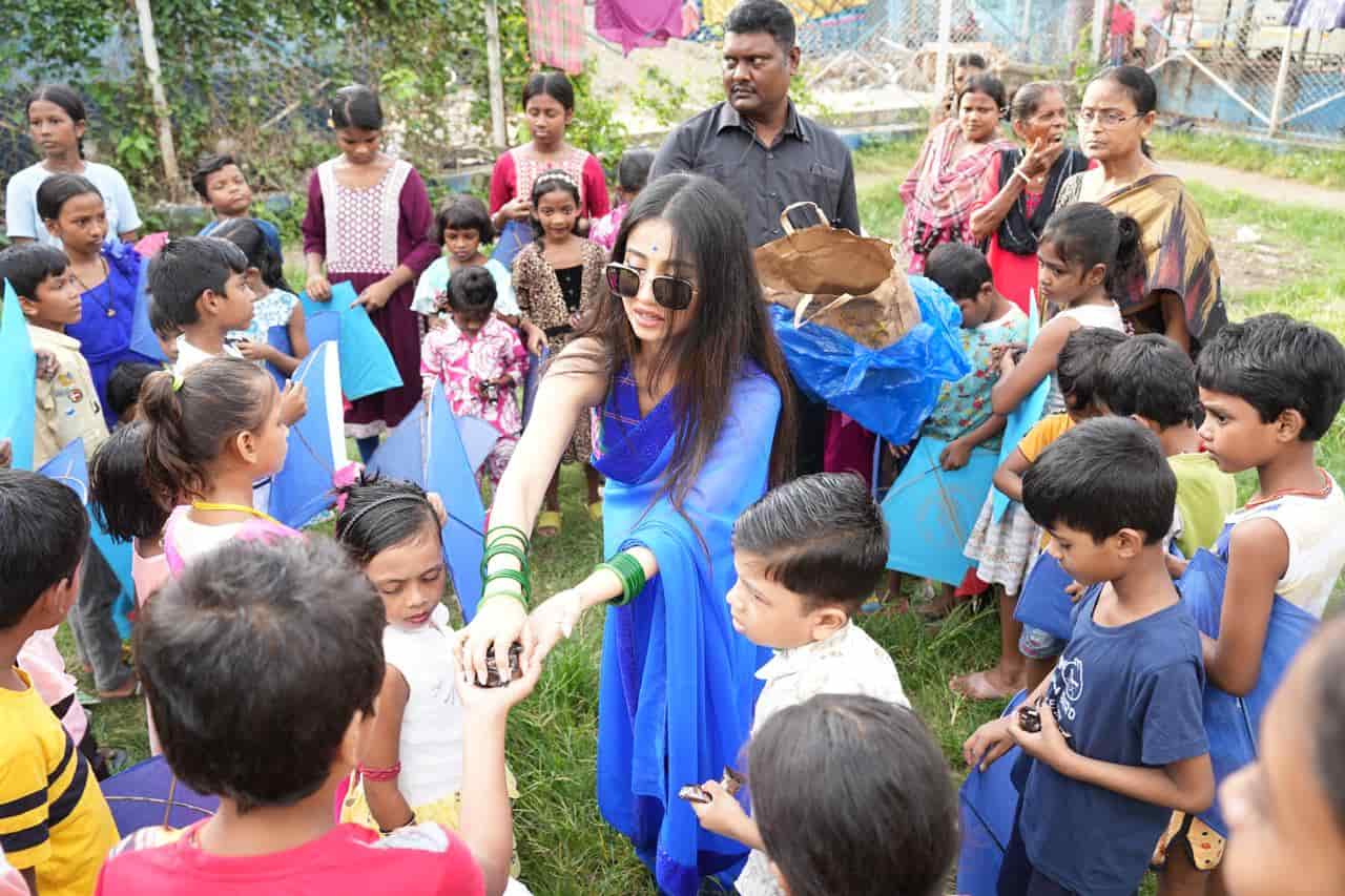 ৭। সঙ্গে রকমারি চকোলেটস্‌।  