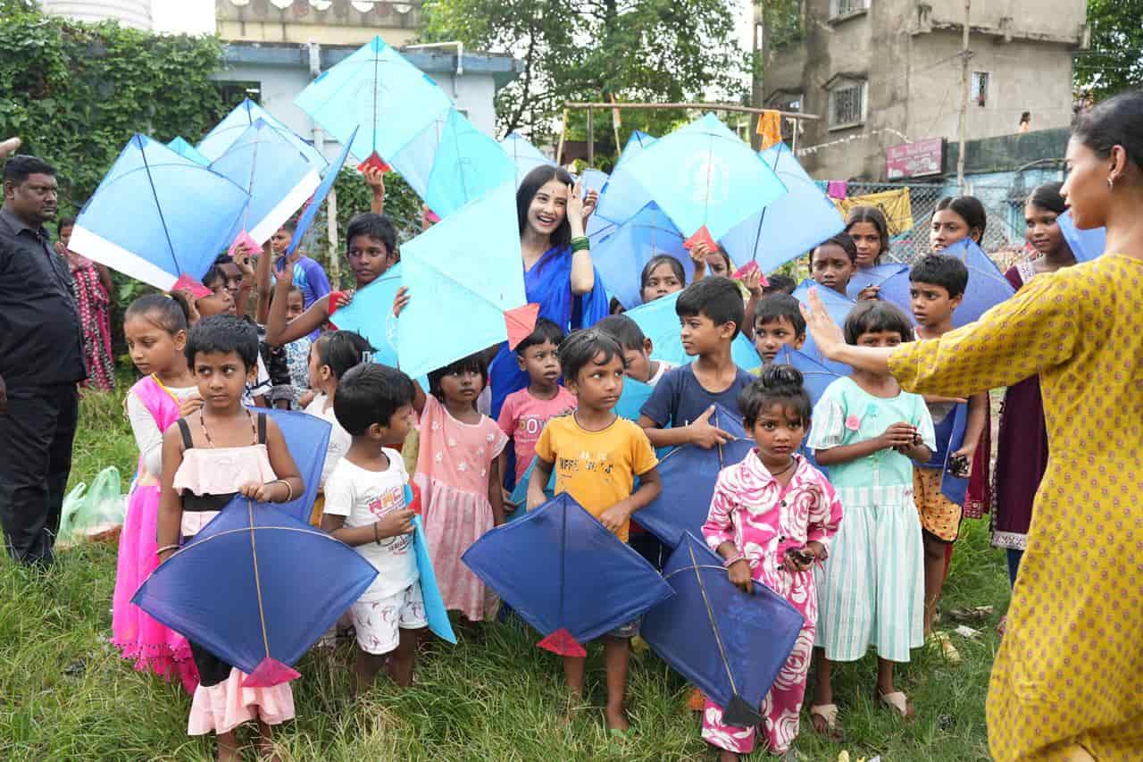 ৮। প্রিয় তারকাকে সামনে দেখে খুদে ভক্তদের উচ্ছ্বাসও যেন বাঁধভাঙা! 