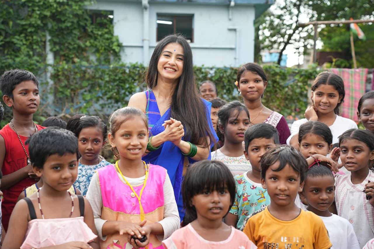 ৯। কেউ হাত ধরল। কেউ এগিয়ে এল ছবি তুলতে। অভিনেত্রীও জড়িয়ে ধরে হাসি মুখে তাকালেন ক্যামেরার দিকে। 