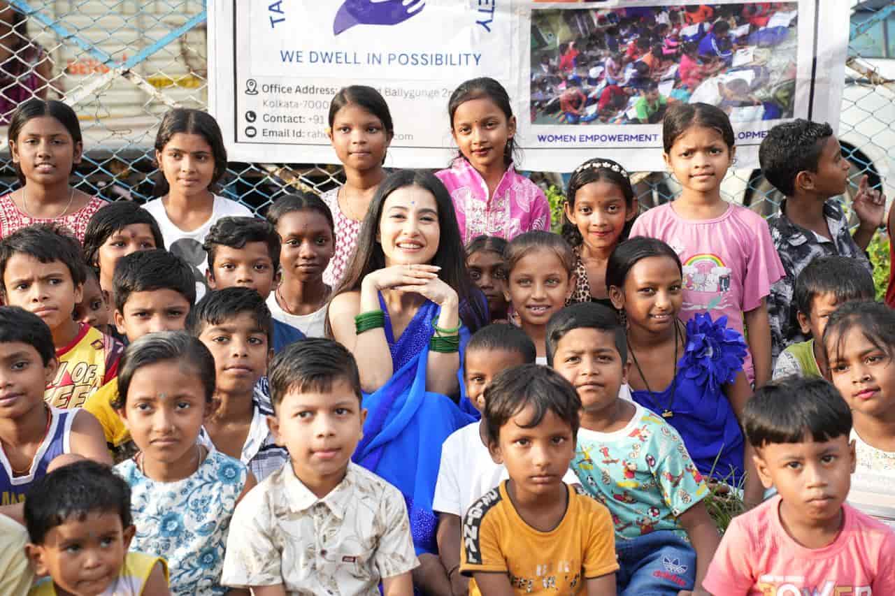 ১০। সদ্যই মুক্তি পেয়েছে মনামীর নতুন গানের ভিডিয়ো ‘কল্কি’। গানের প্রচারের ব্যস্ততার ফাঁকেই এ দিন যেন মিশে গেলেন শৈশবের সঙ্গে।  (এই প্রতিবেদনটি ‘আনন্দ উৎসব’ ফিচারের একটি অংশ। )