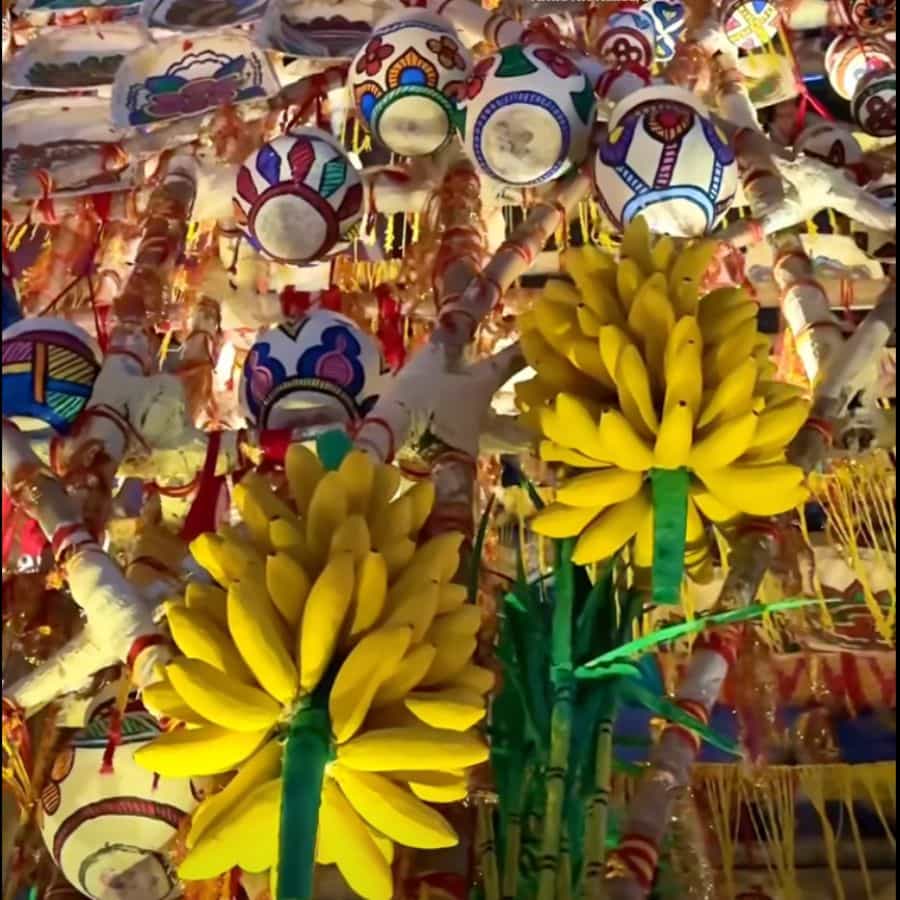 উজ্জ্বল রঙ, সূক্ষ্ম রেখা আর লোককথার ছোঁয়া মেখে যে শিল্প ইতিমধ্যেই হেরিটেজ তকমা পেয়েছে, তাকেই দুর্গাপুজোর মণ্ডপে নতুন রূপ দিলেন শিল্পী প্রশান্ত পাল।