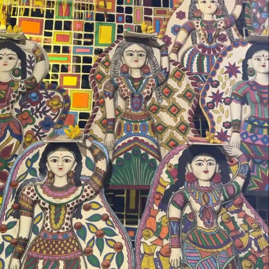 ৭৫-৩, পাইকপাড়া রো, বিধান সরণিতে দাঁড়িয়ে থাকা এই মণ্ডপ যেন এক রঙিন অ্যালবাম। প্রতিটি দেওয়াল, প্রতিটি খুঁটিনাটি সাজানো মধুবনীর নকশায়।