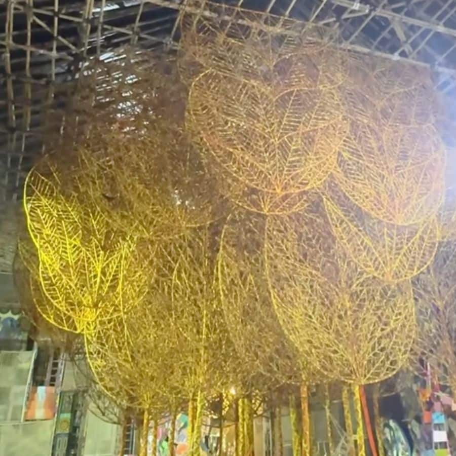 তবে এ শুধু রঙের বাহার নয়, দেশীয় উপাদানেরও বড় এক পরীক্ষাগার। বাঁশ, মুলি, চট, পাট, এমনকি কাগজের মণ্ড— সব কিছুর মিশেলেই তৈরি হচ্ছে মণ্ডপের শিল্পকর্ম।