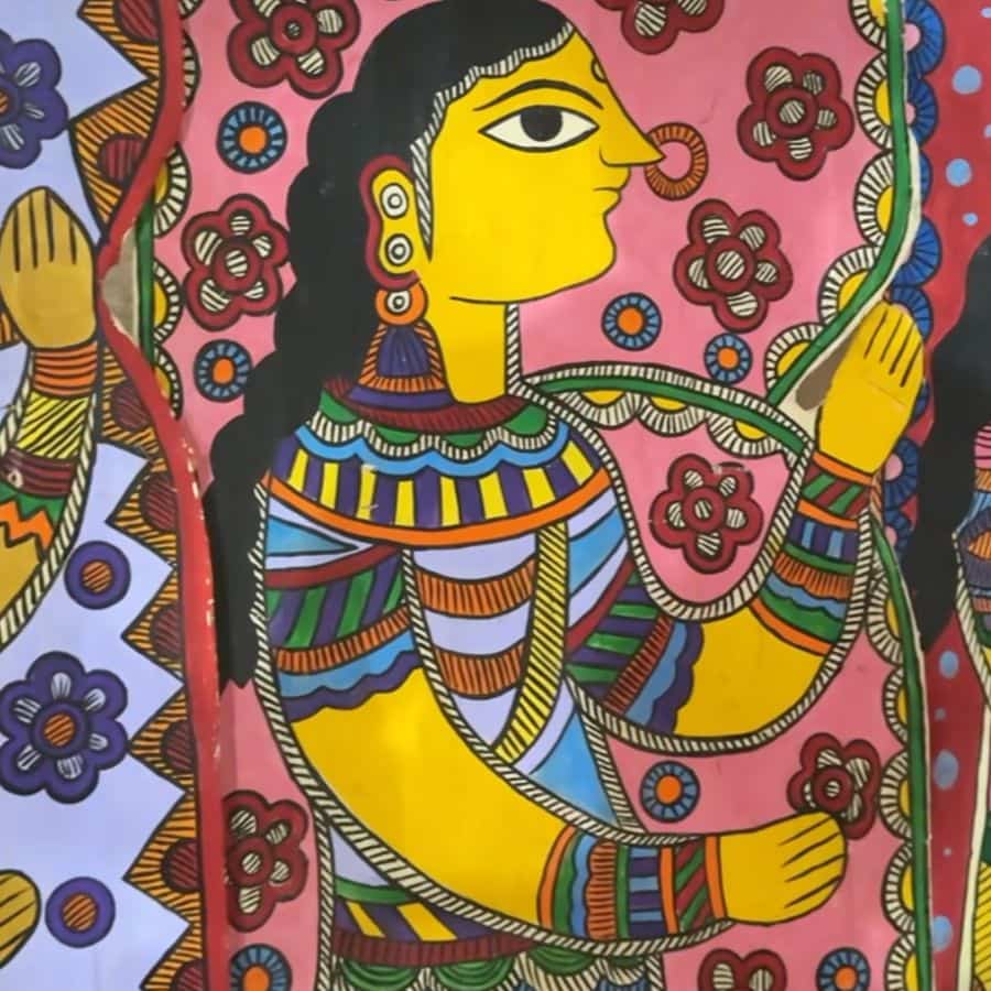 ক্লাবের সদস্য স্পষ্ট করে বললেন, “আমাদের উদ্দেশ্য একটাই— মাটির গন্ধকে তুলে ধরে দুর্গাপুজোর ঝুলিতে আসা আন্তর্জাতিক স্বীকৃতিকে যোগ্য সম্মান দেওয়া। আমরা আমাদের দেশের শিল্পকলাকেই বিশ্বের দরবারে তুলে ধরতে চাই।” 