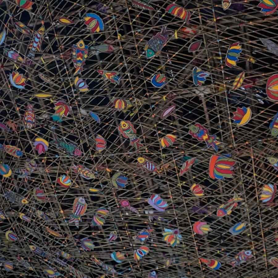 রঙিন আলপনা, আলো-ছায়ার খেলা আর পল্লির ঘ্রাণে ভরা এই মণ্ডপ ঘিরে ইতিমধ্যেই দর্শনার্থীদের ভিড় জমছে। 