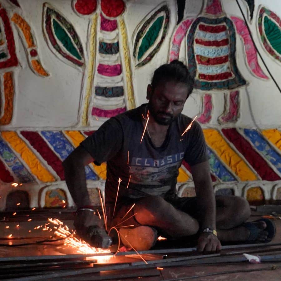 ভিডিয়ো আর রিলবাহিত হয়ে তার প্রথম ঝলক ঘুরে বেড়াচ্ছে সমাজ মাধ্যমে।