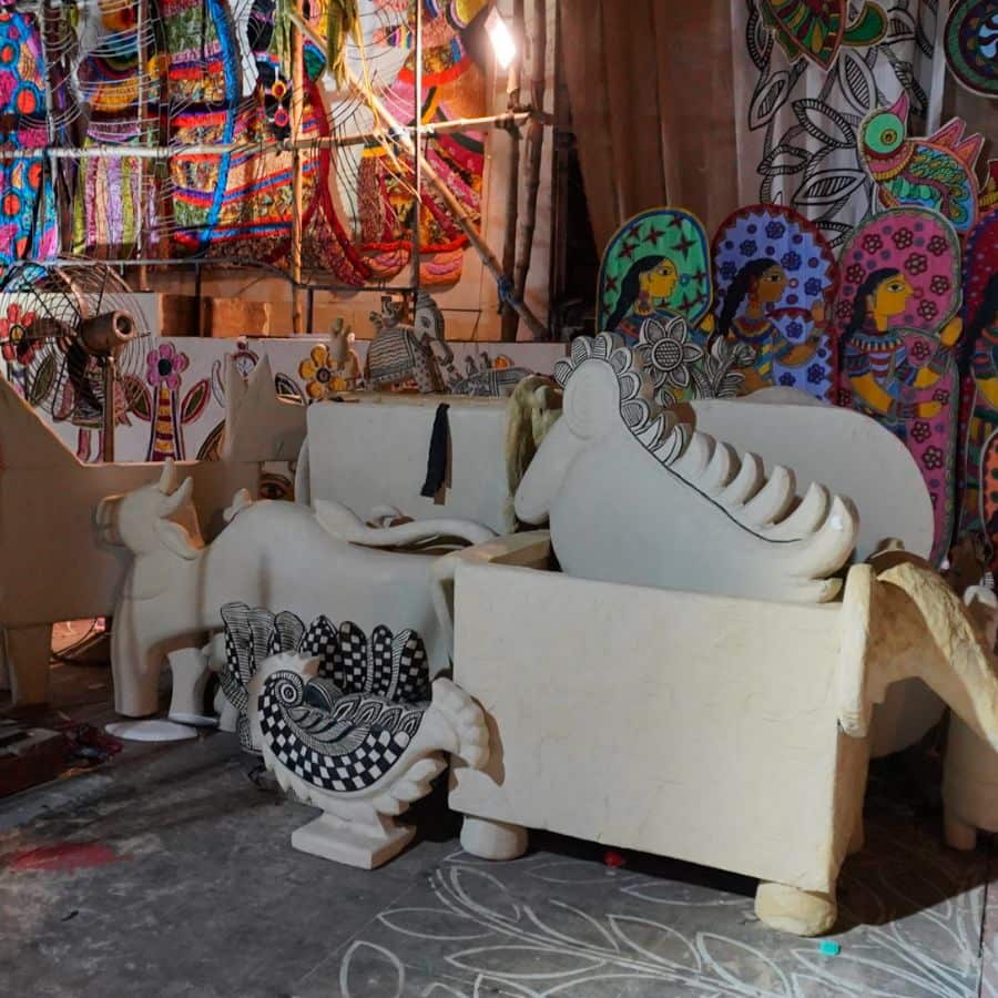 উদ্যোক্তাদের বিশ্বাস, মণ্ডপে পা রাখলেই মনে হবে দুর্গোৎসবের মধ্যেই জেগে উঠেছে ভারতীয় লোকশিল্পের অমর সুর।  (এই প্রতিবেদনটি ‘আনন্দ উৎসব’ ফিচারের একটি অংশ)।