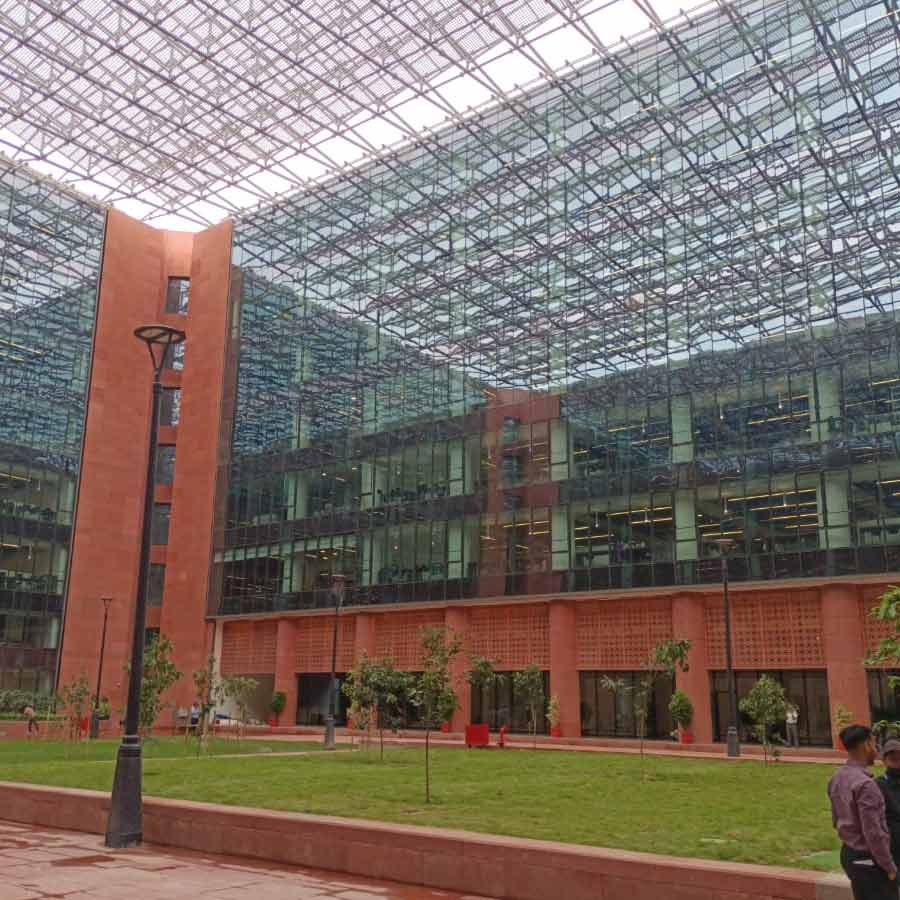 ভবনটির পোশাকি নাম— ‘কর্তব্যভবন ৩’। রাজধানীতে এ রকম আরও ন’টি ভবন গড়ে তোলার কথা রয়েছে।