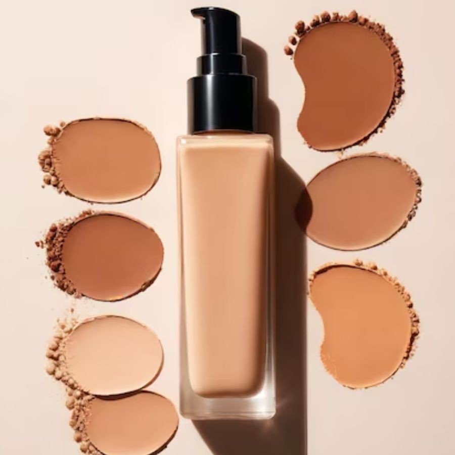 দীর্ঘস্থায়ী ফর্মুলা: পুজোর সময়ে সারা দিন মেকআপ ধরে রাখতে হলে এমন ফাউন্ডেশন কিনুন, যা দীর্ঘস্থায়ী এবং ওয়াটারপ্রুফ। এতে আপনার মেকআপ নষ্ট হবে না।