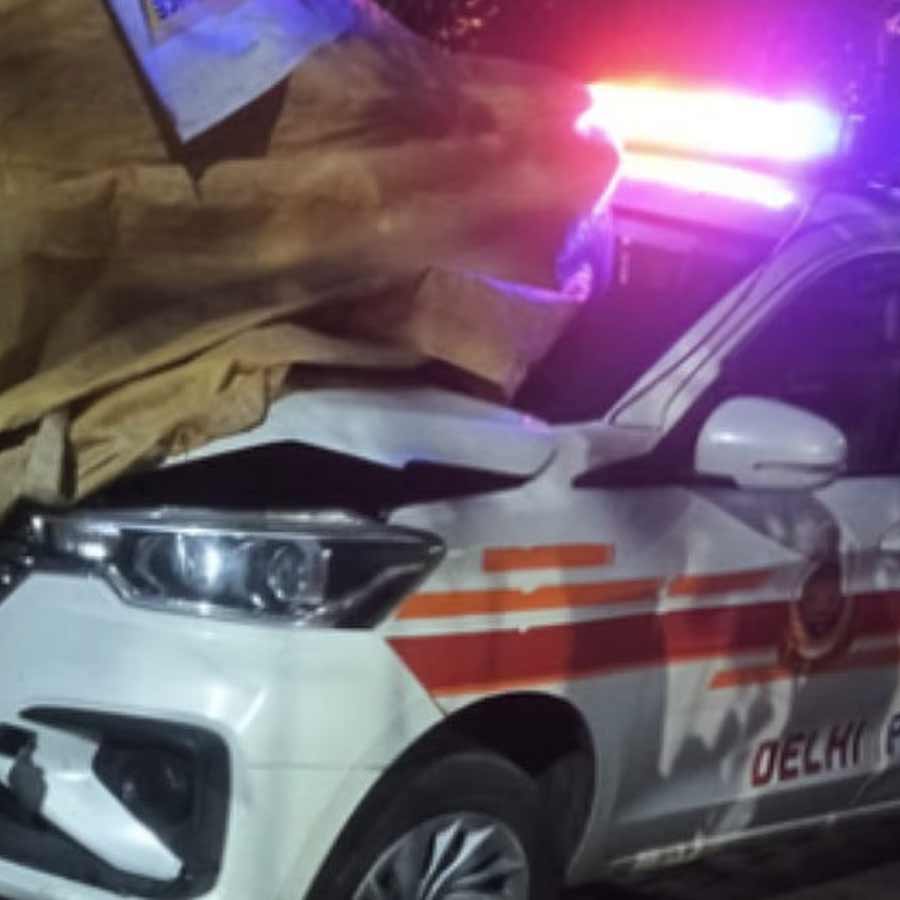 Man dead as Delhi Police Van driven by drunk officers rams tea stall, cops suspended dgtl