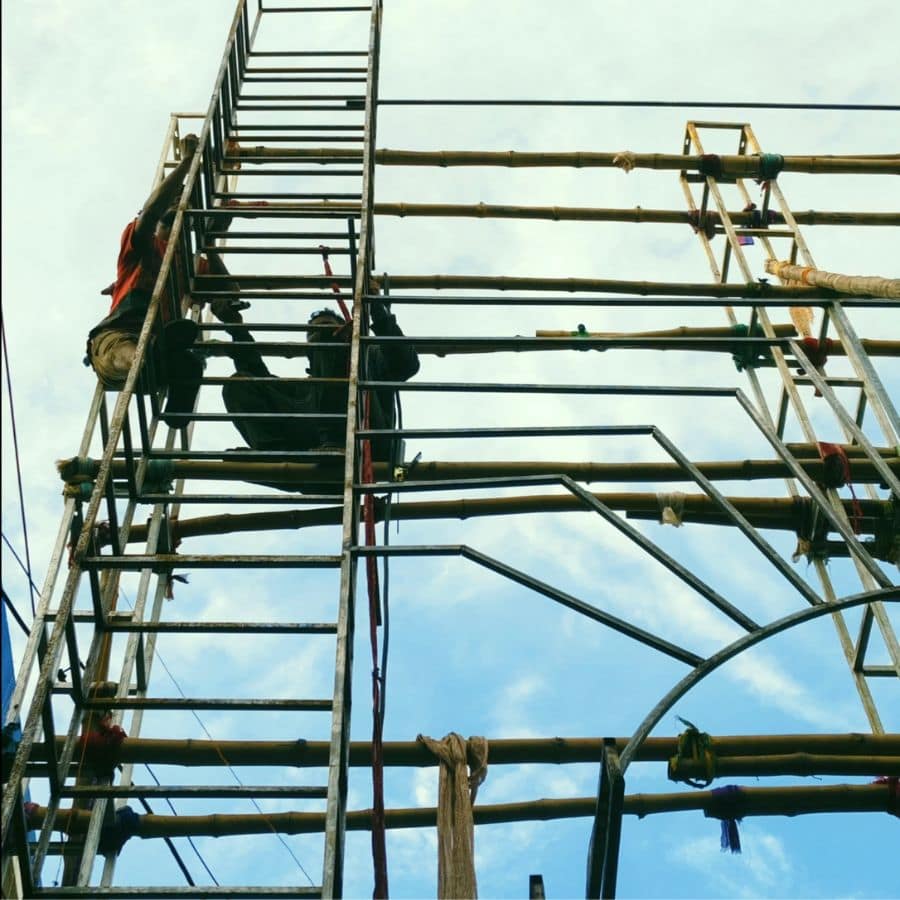 সন্তোষপুর লেকপল্লী এ বার পা দিল ৬৮ বছরে। দক্ষিণ কলকাতার এই চেনা পূজো প্রতি বছরই আলাদা থিমে দর্শকদের মুগ্ধ করেছে।