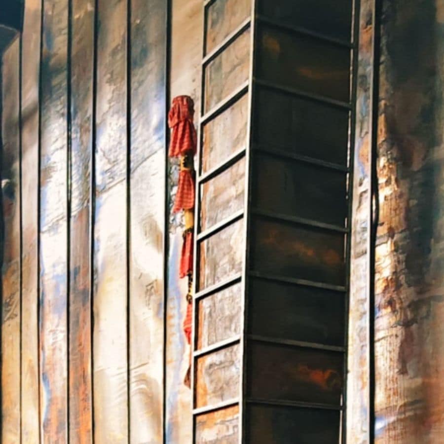 তাঁর হাত ধরেই শুরু হয় ‘ওয়াশ টেকনিক’ বা জলরঙের নতুন ধারা। সেই শিল্প ভাষাই আজ ধরা দিচ্ছে লেকপল্লীর দুর্গোৎসবে।