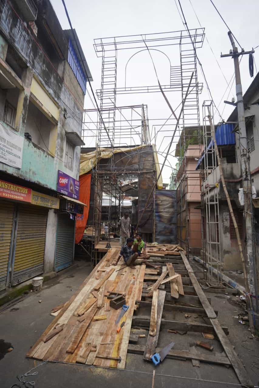 মণ্ডপসজ্জায় ধরা পড়বে সেই ফেলে আসা শিল্প-ঐতিহ্যের এক টুকরো, যা এক সময় ভারতীয় চারুকলায় রেনেসাঁ এনেছিল।