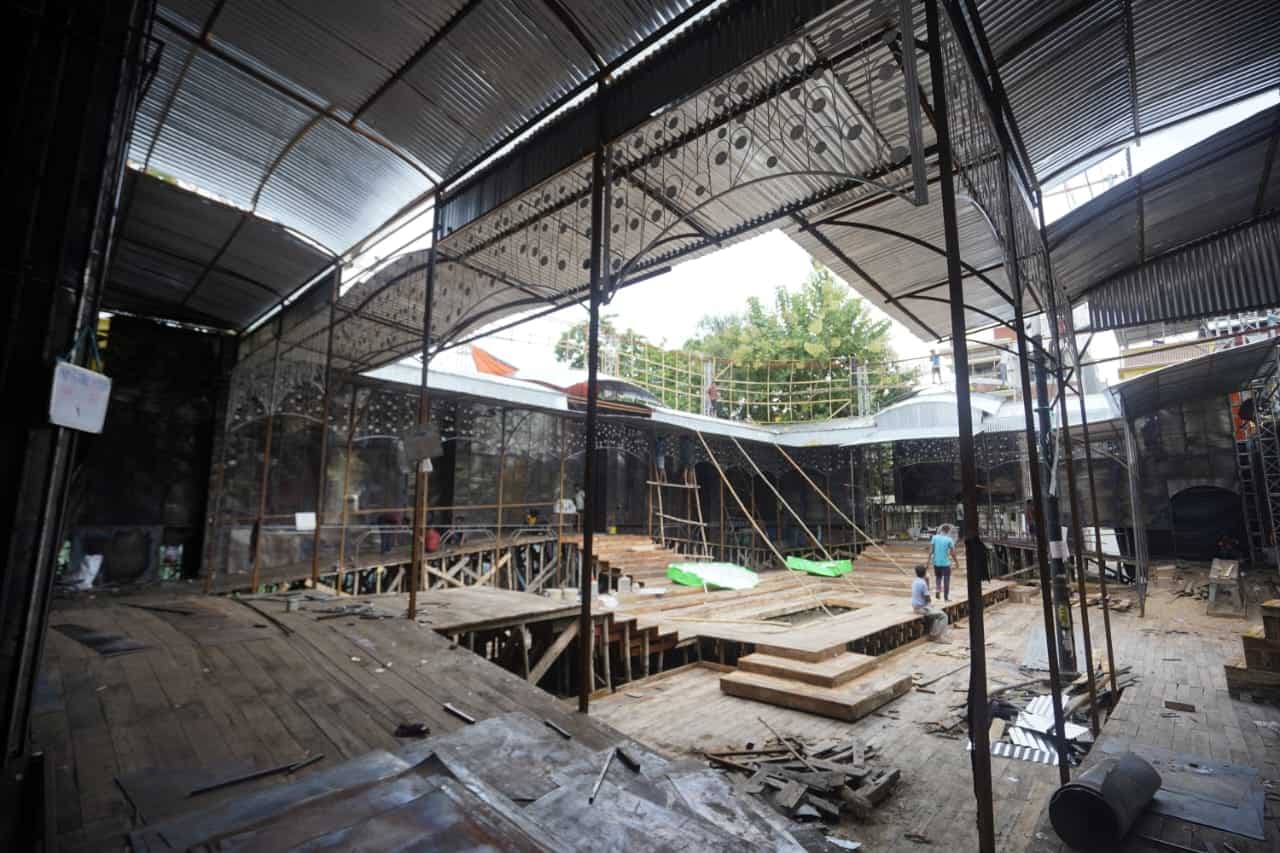 ভারতীয় চারুকলার ইতিহাসে এক গুরুত্বপূর্ণ বাঁক এনেছিলেন অবনীন্দ্রনাথ ঠাকুর। ব্রিটিশ আমলে গভর্নমেন্ট আর্ট কলেজে মূলত তেলরঙের ব্যবহারই প্রচলিত ছিল।