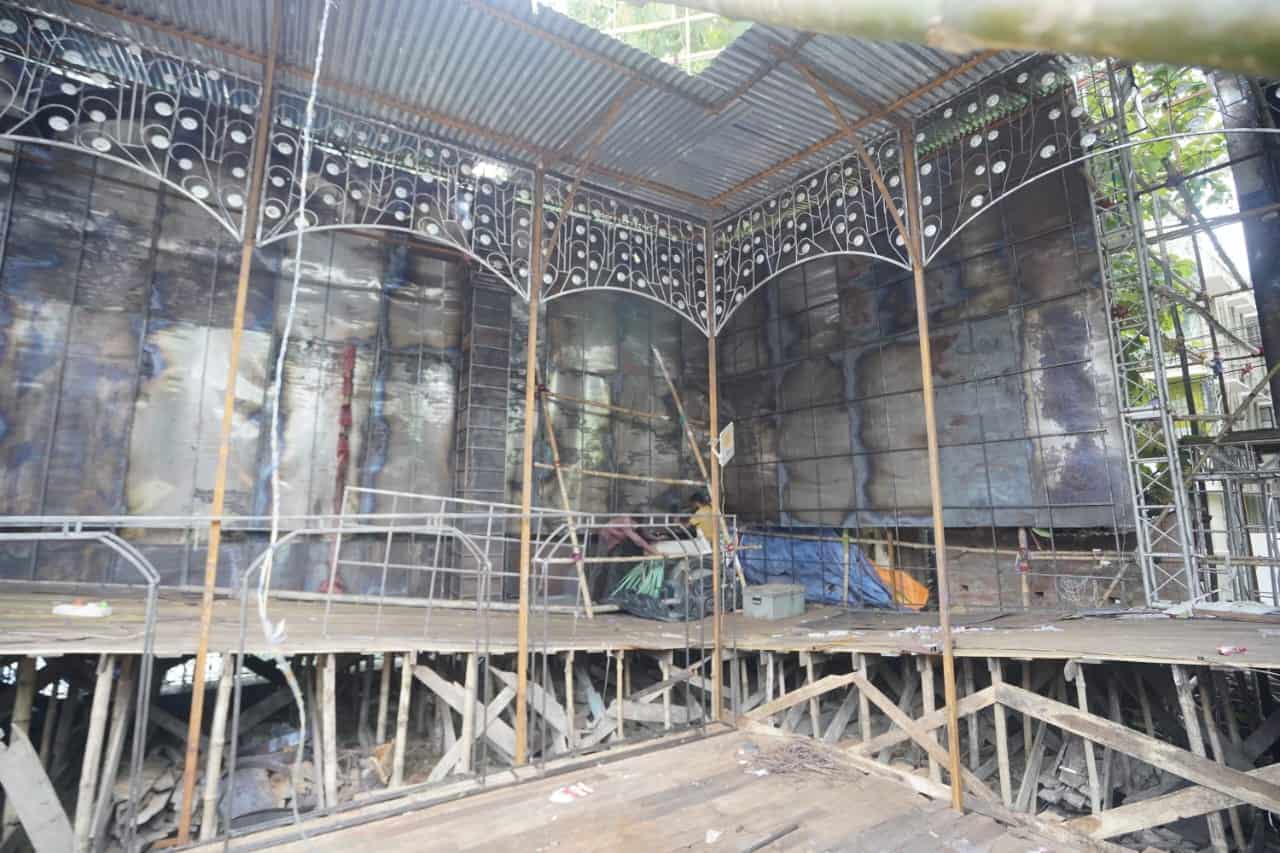 প্যান্ডেলের প্রতিটি খুঁটিনাটি সাজানো হচ্ছে লোহা আর কাঠ দিয়ে।