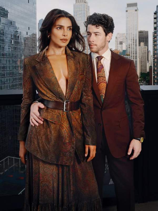 প্রিয়ঙ্কা চোপড়া আর নিক জোনাসের সাম্প্রতিক তম ফটোশুটে দু’জনেই পরেছেন খয়েরি রঙের পোশাক।