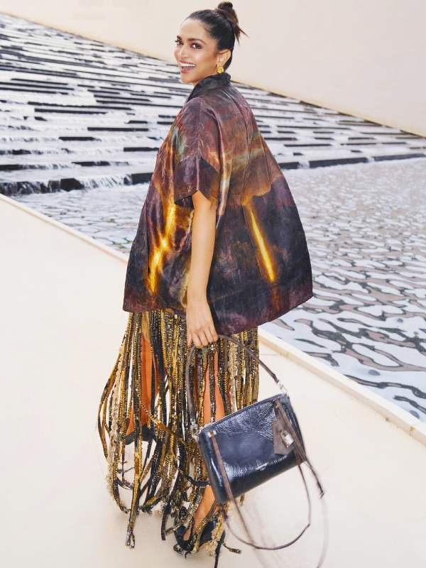 শেষ যে ফটোশুট করেছেন দীপিকা, সেখানে তাঁর পোশাকের রং বাদামি। 