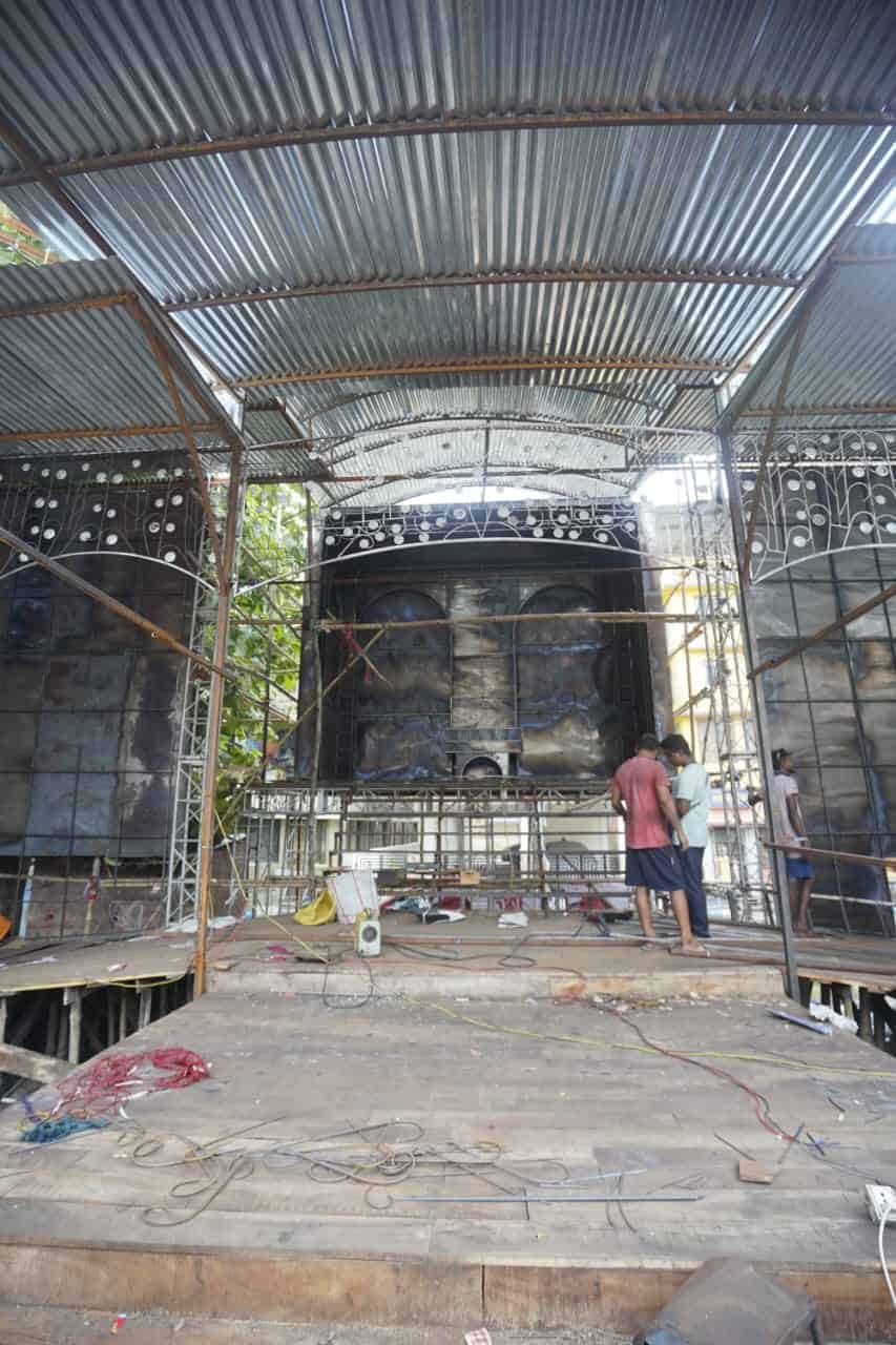 এমনকী দুর্গা প্রতিমার গড়নেও সেই সূক্ষ্ম ছায়া ধরা পড়বে বলে জানাচ্ছেন আয়োজকেরা।